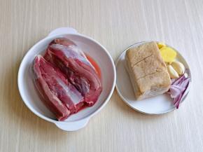准备食材，牛肉用冷水反复泡，将血水泡出，葱姜蒜切好。