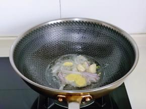 起油锅，加入切好的洋葱，姜片与大蒜煸炒出香味。