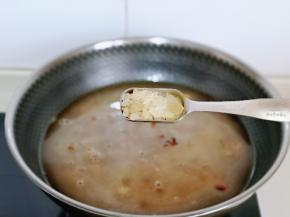 加入冰糖，不喜欢可以不加，盖上盖子大火烧开，转小火慢炖，将牛肉炖烂糊即可。