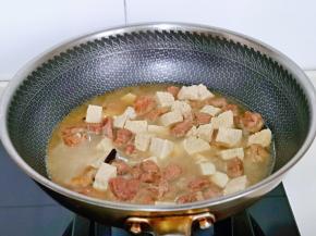 牛肉炖到差不多时加入切好的冻豆腐，小火再炖15分钟。