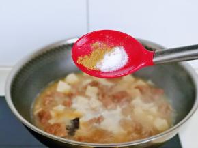 按个人口味加入盐，十三香。