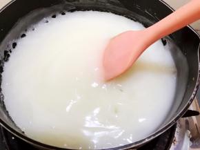 倒入锅里马上就要不停搅拌，继续中小火煮几分钟