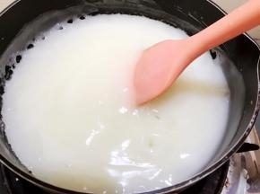倒入锅里马上就要不停搅拌，继续中小火煮几分钟