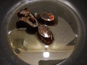 锅里加入清水和红糖