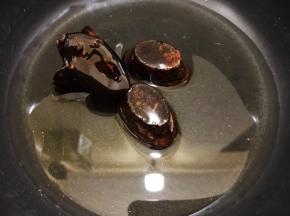 锅里加入清水和红糖