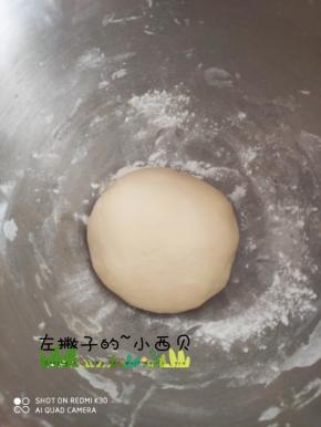 水油皮:面粉，白糖，软化好的黄油，加水搅拌均匀，出膜最好，醒20分钟