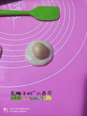 取一个油皮压扁包好收紧口，以此16个全部做好