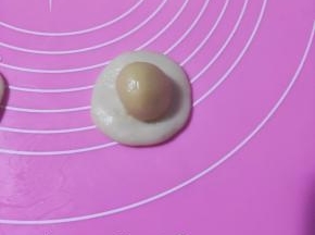 取一个油皮压扁包好收紧口，以此16个全部做好