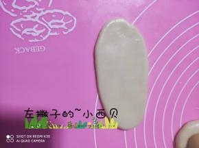 拿一个包好的面团有上到下擀成牛舌状，