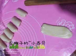 拿一个卷好的压扁在次擀成牛舌状，有上到下卷好，在醒5分钟