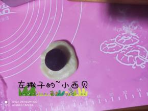 取一个卷好的近卷卷两头往里对折压一下(这个忘记拍照了)，把准备好豆沙馅分成25克，包好收紧口，按扁，摆放在烤盘中