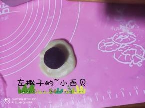 取一个卷好的近卷卷两头往里对折压一下(这个忘记拍照了)，把准备好豆沙馅分成25克，包好收紧口，按扁，摆放在烤盘中