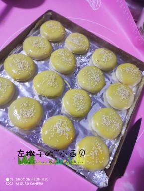 刷上蛋黄，撒上熟白芝麻，