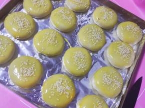 刷上蛋黄，撒上熟白芝麻，