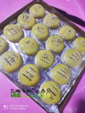 用小刀每个上边划三个口子，划深一点