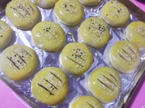 用小刀每个上边划三个口子，划深一点