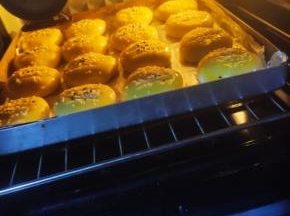 烤箱预热，放中下层，180度18-20分钟每个烤箱温度不一样根据自己烤箱温度烤