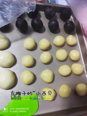 把油皮和油酥拿出来，油皮分成23克，油酥13克