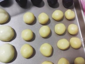 把油皮和油酥拿出来，油皮分成23克，油酥13克