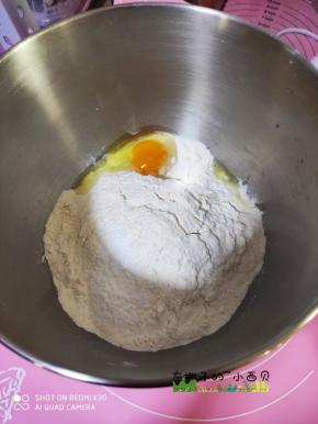 盆里加鸡蛋，盐，水，