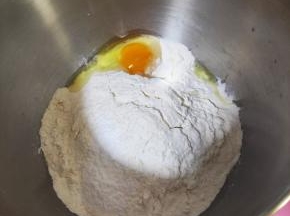 盆里加鸡蛋，盐，水，