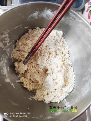 搅拌均匀成面絮状，