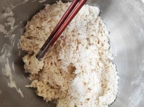 搅拌均匀成面絮状，