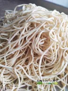 压好后撒点玉米面，防止沾在一起