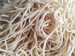 压好后撒点玉米面，防止沾在一起