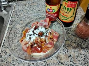 首先把猪里脊切小块，加入2勺臻品蚝油、2勺特级原汁酱油、1勺淀粉。