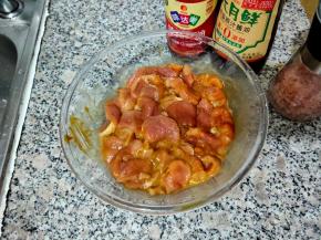 抓拌均匀后腌渍至少半小时，或者直接冷藏腌渍隔夜。