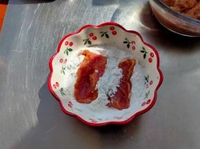 锅中倒油加热，把腌渍好的肉片沾上一层薄薄的的淀粉。