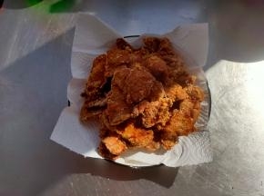 把炸好的肉片沥油备用。