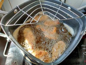 下肉片炸至微微金黄捞出，油继续加热后，再把肉片倒进去复炸一遍。