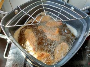 下肉片炸至微微金黄捞出，油继续加热后，再把肉片倒进去复炸一遍。