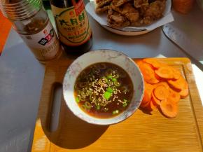 然后准备点胡萝卜片，菠萝切小块用盐水浸泡，再准备一碗料汁：2勺特级原汁酱油、1勺清香米醋、2勺糖、葱花、熟白芝麻、1勺淀粉、少许盐，搅拌均匀备用。