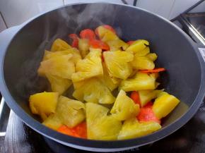 倒入沥水后的菠萝，炒到断生。