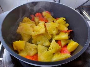 倒入沥水后的菠萝，炒到断生。