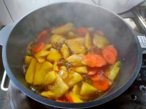 把调好的汁水倒入锅内，再稍微添加点水稀释一下，煮至汤水冒泡。