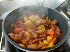 最后倒入肉片，翻炒均匀即可。