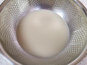 盆里放入发酵粉和糖，加入温水混合均匀。