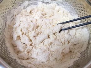 加入中筋面粉，用筷子搅拌成絮状。