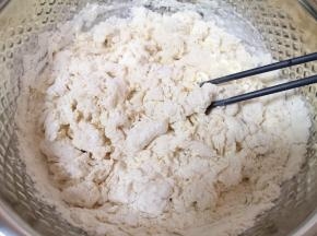 加入中筋面粉，用筷子搅拌成絮状。
