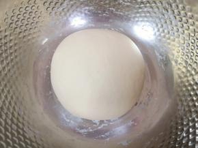 揉成光滑的面团，盖上保鲜膜发酵至两倍大。