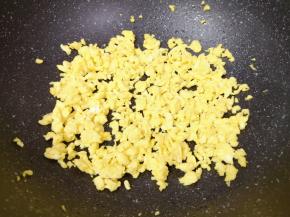 鸡蛋打散，炒锅内倒适量的食用油烧热，倒入蛋液用筷子不停的搅拌炒熟，晾凉备用。