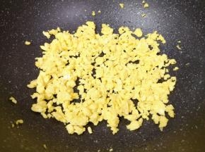 鸡蛋打散，炒锅内倒适量的食用油烧热，倒入蛋液用筷子不停的搅拌炒熟，晾凉备用。