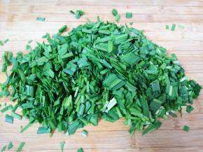 韭菜洗干净控一下水分切碎。