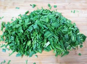 韭菜洗干净控一下水分切碎。
