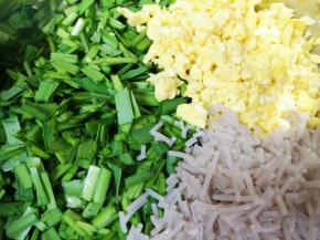 将炒好的鸡蛋、切碎的粉条和韭菜一起放在大一点的盆里。