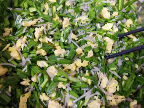 加入香油搅拌均匀（让油先裹住韭菜，这样韭菜就不容易出水了）。